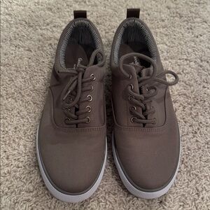 Grayish/Dark Tan-ish men’s dressy sneaker. Size 7